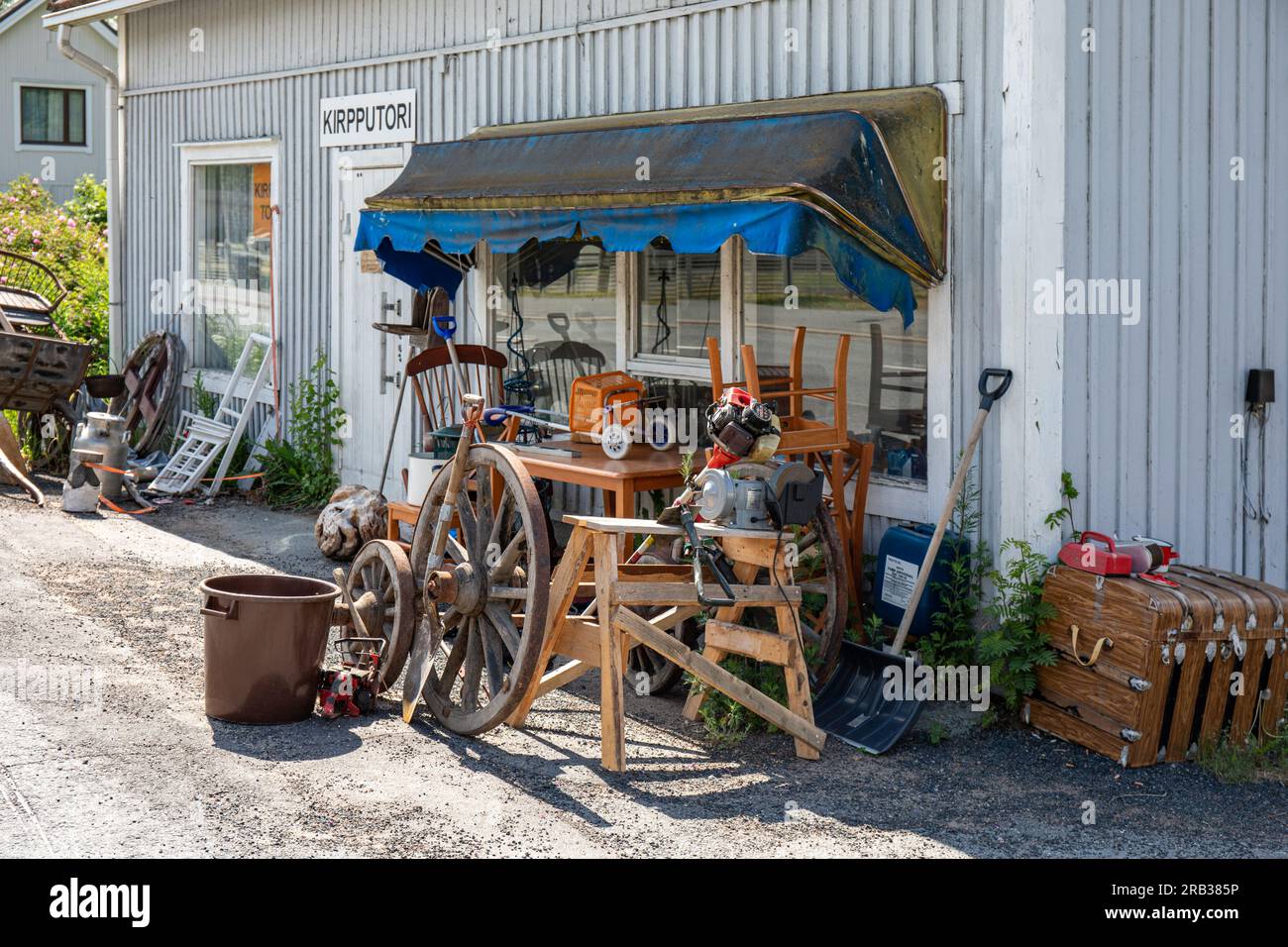 Alte landwirtschaftliche Artikel zum Verkauf vor einem Second Hand Shop in Kihniöntie 15 in Kihniö, Finnland Stockfoto