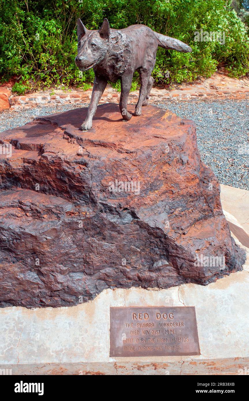Denkmal in der Stadt Dampier, für den berühmten, sehr beliebten Red Dog, der jahrelang die Outback-Straßen von Westaustralien bereiste und zum Thema des Films Red Dog wurde Stockfoto
