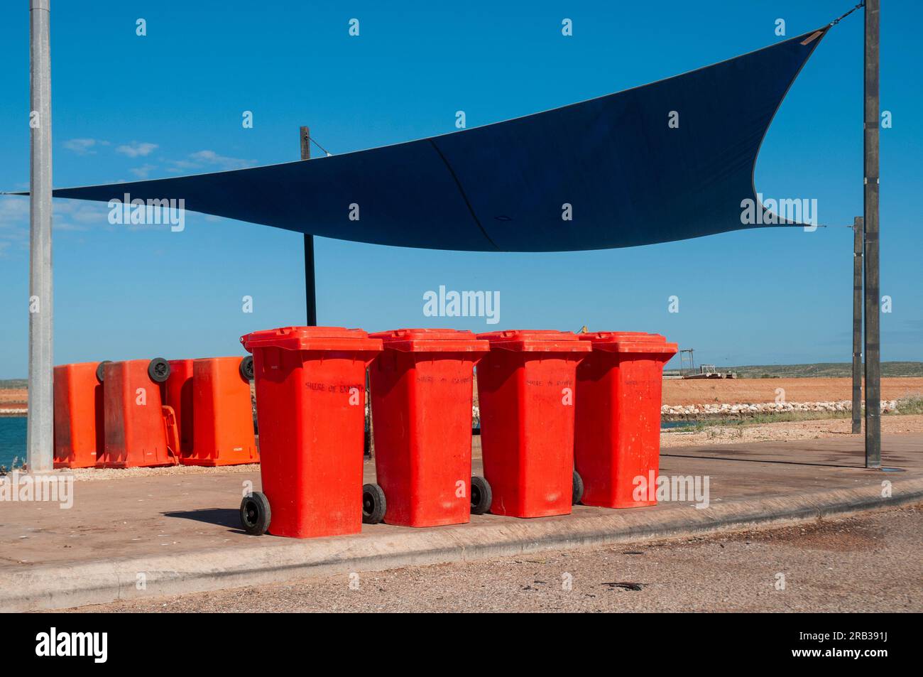 Kunststoffbehälter zur Entsorgung von Fischabfällen in der Küstenstadt Exmouth, Westaustralien Stockfoto