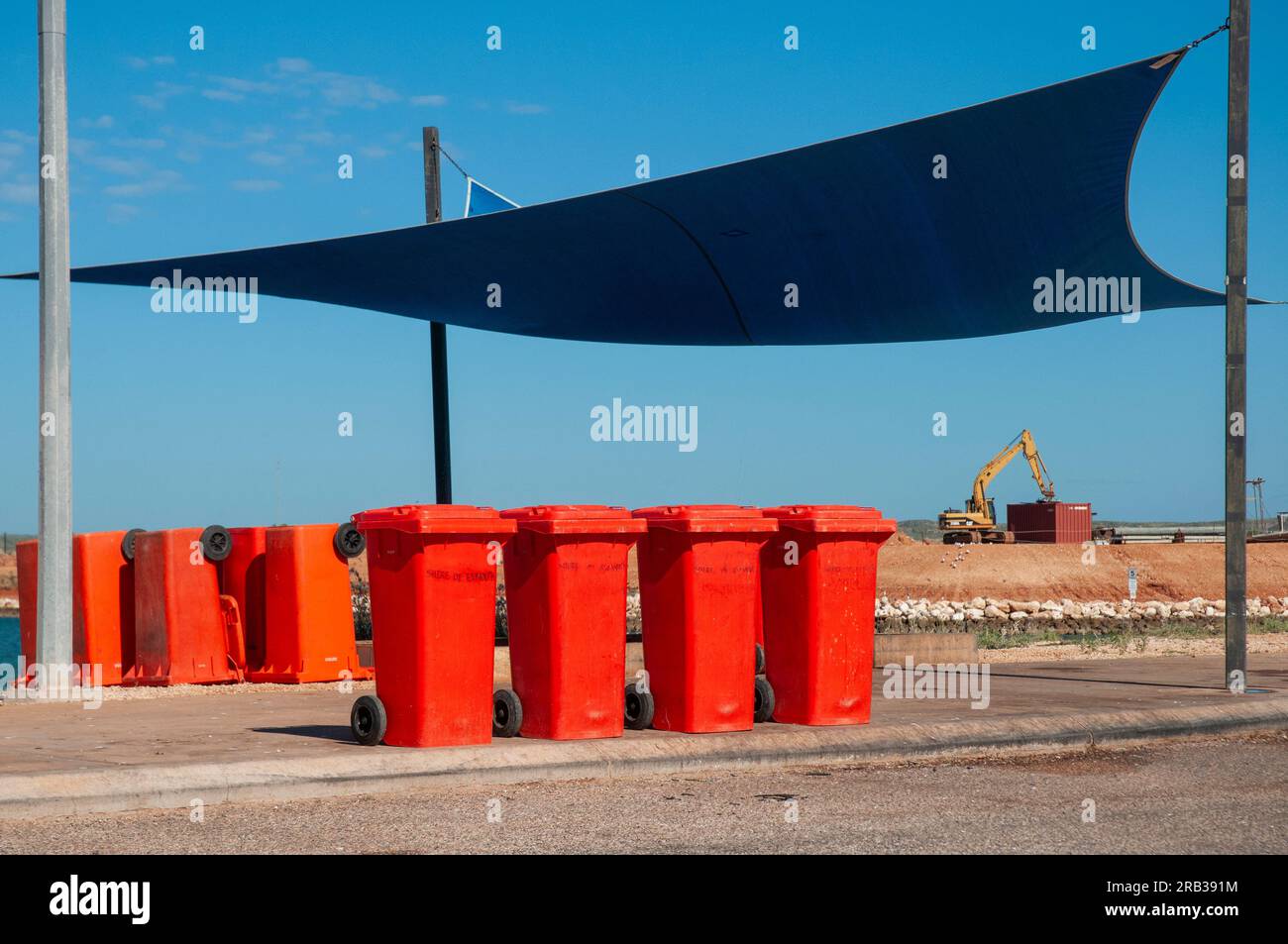 Kunststoffbehälter zur Entsorgung von Fischabfällen in der Küstenstadt Exmouth, Westaustralien Stockfoto