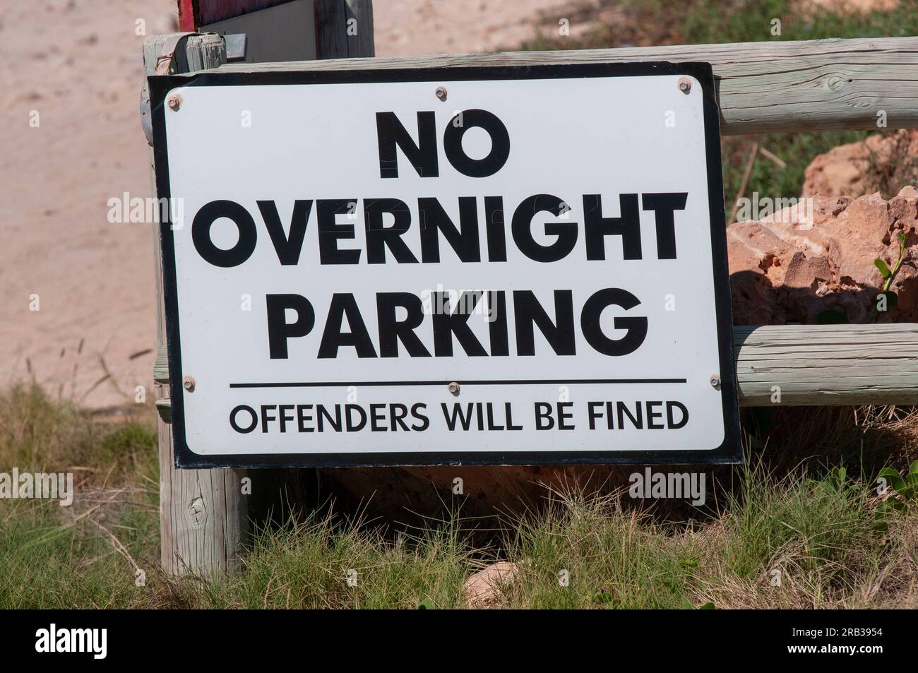 Zeichen, um Menschen davon abzuhalten, in ihrem Auto zu schlafen, und das kostenlose Camping zu stoppen. In Westaustralien können Geldstrafen bis zu $1.000 Dollar pro Nacht anfallen Stockfoto