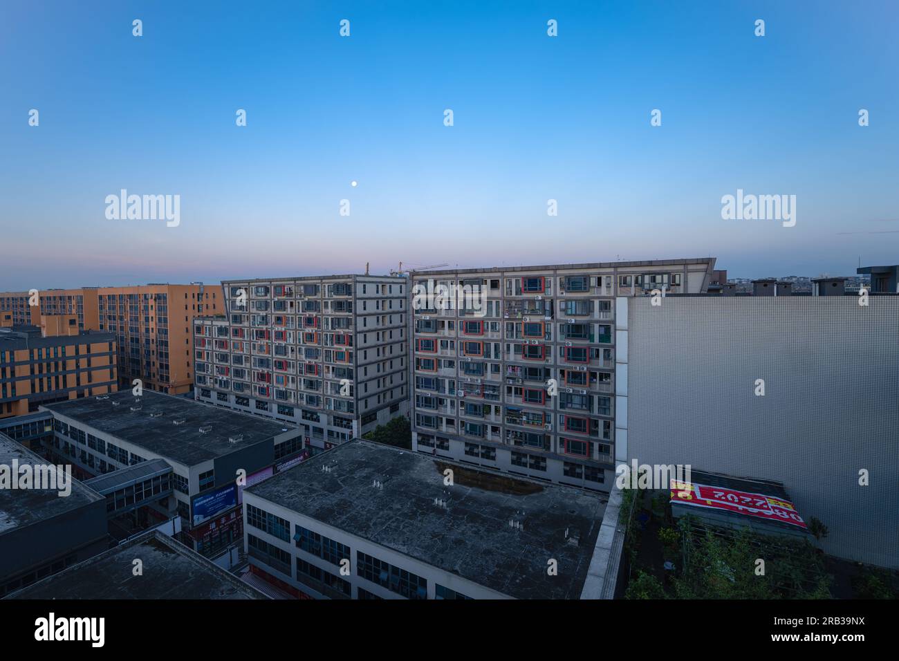 Der Sonnenuntergang strahlt einen goldenen Glanz über Chengdu Commercial and Trade City. Stockfoto