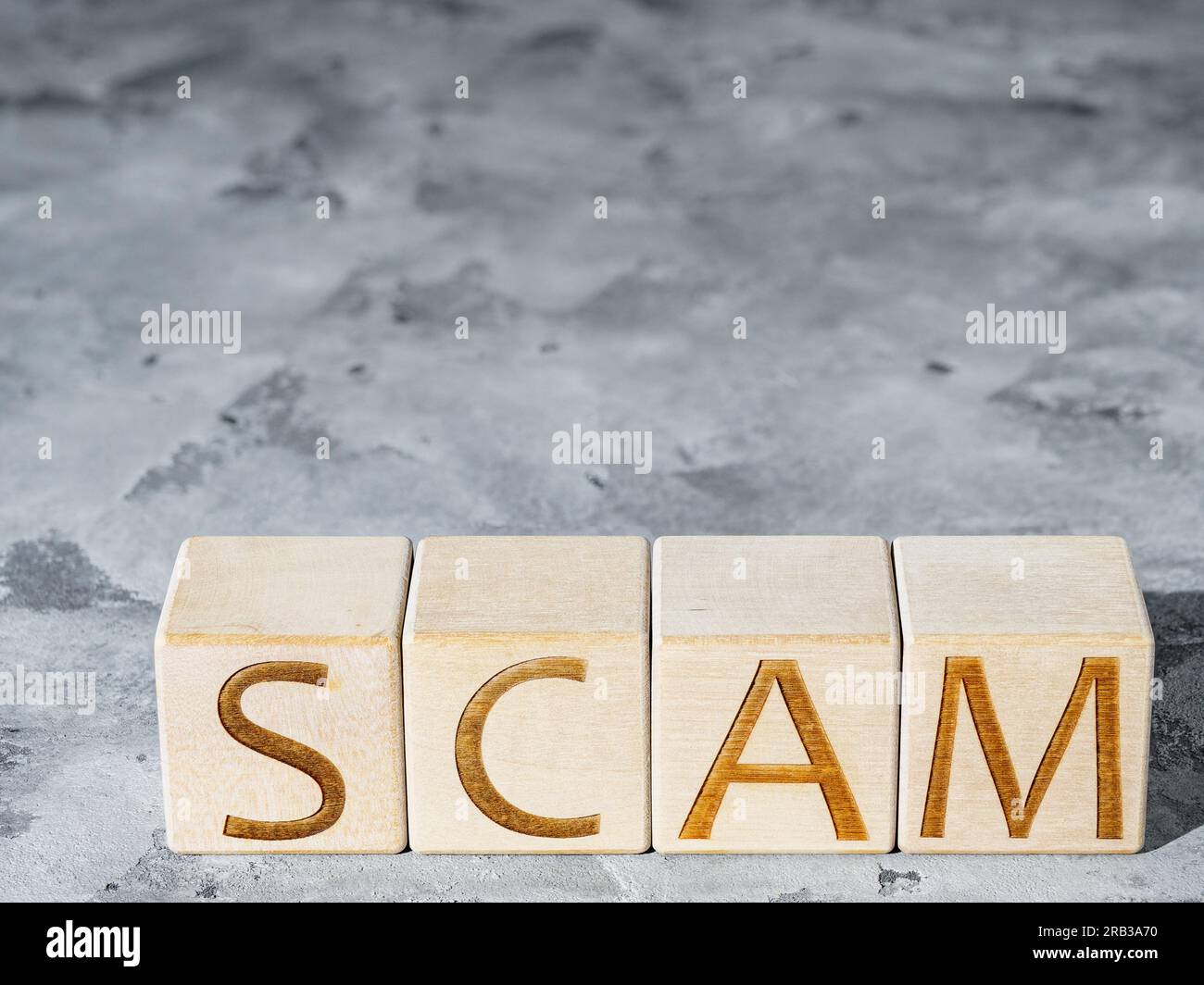 BETRÜGERTEXT auf Holzblöcken als Phishing-Konzept für Unternehmensdaten Stockfoto