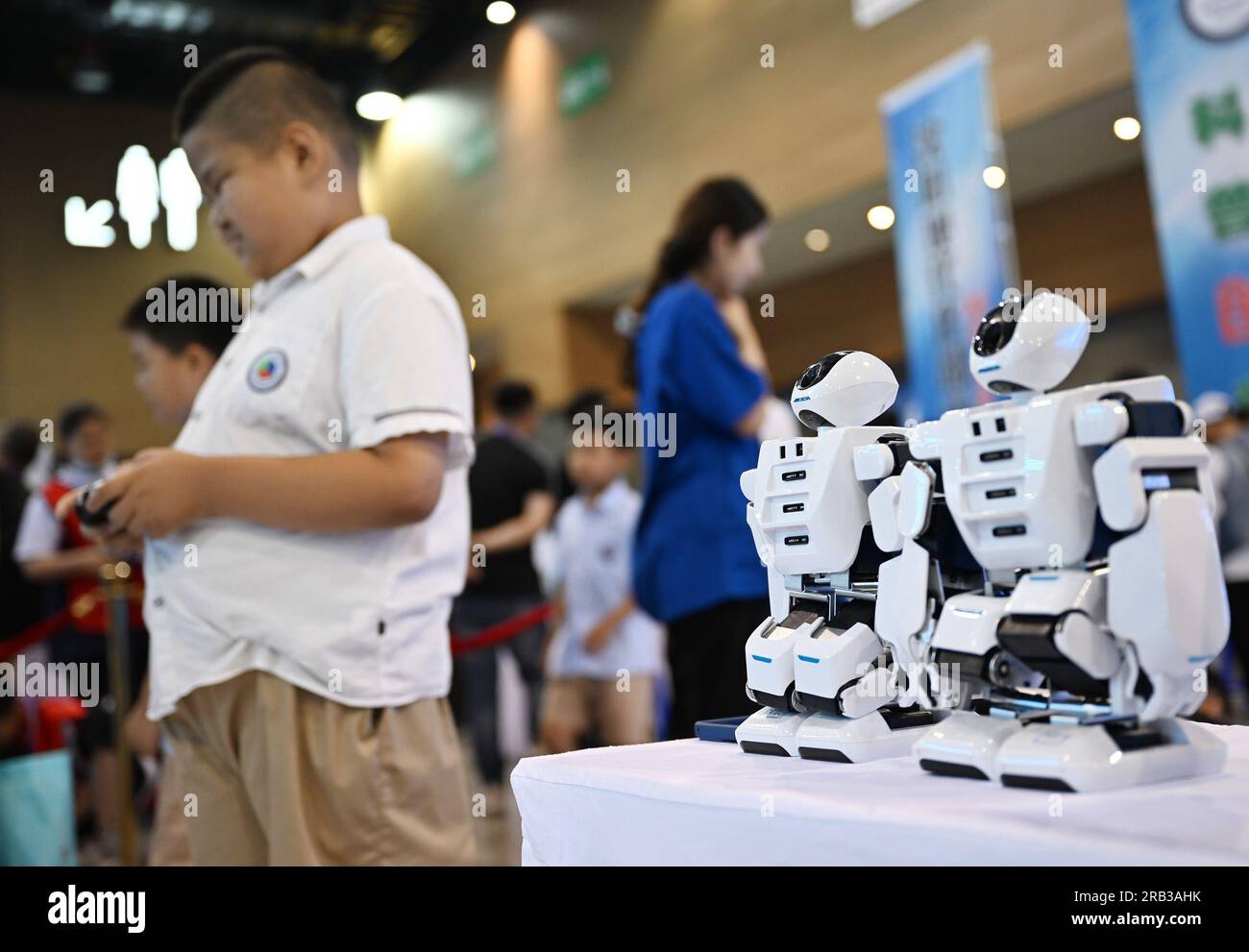 SHENYANG, CHINA - 7. JULI 2023 - Besucher beobachten Roboter auf der 8. stattfindenden China Shenyang International Robot Conference in Shenyang, Provinz Liaoning, China, Stockfoto