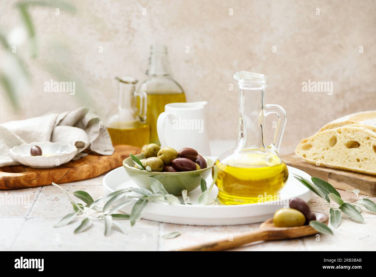 Oliven, Ciabatta und Olivenöl in einer Flasche Stockfoto