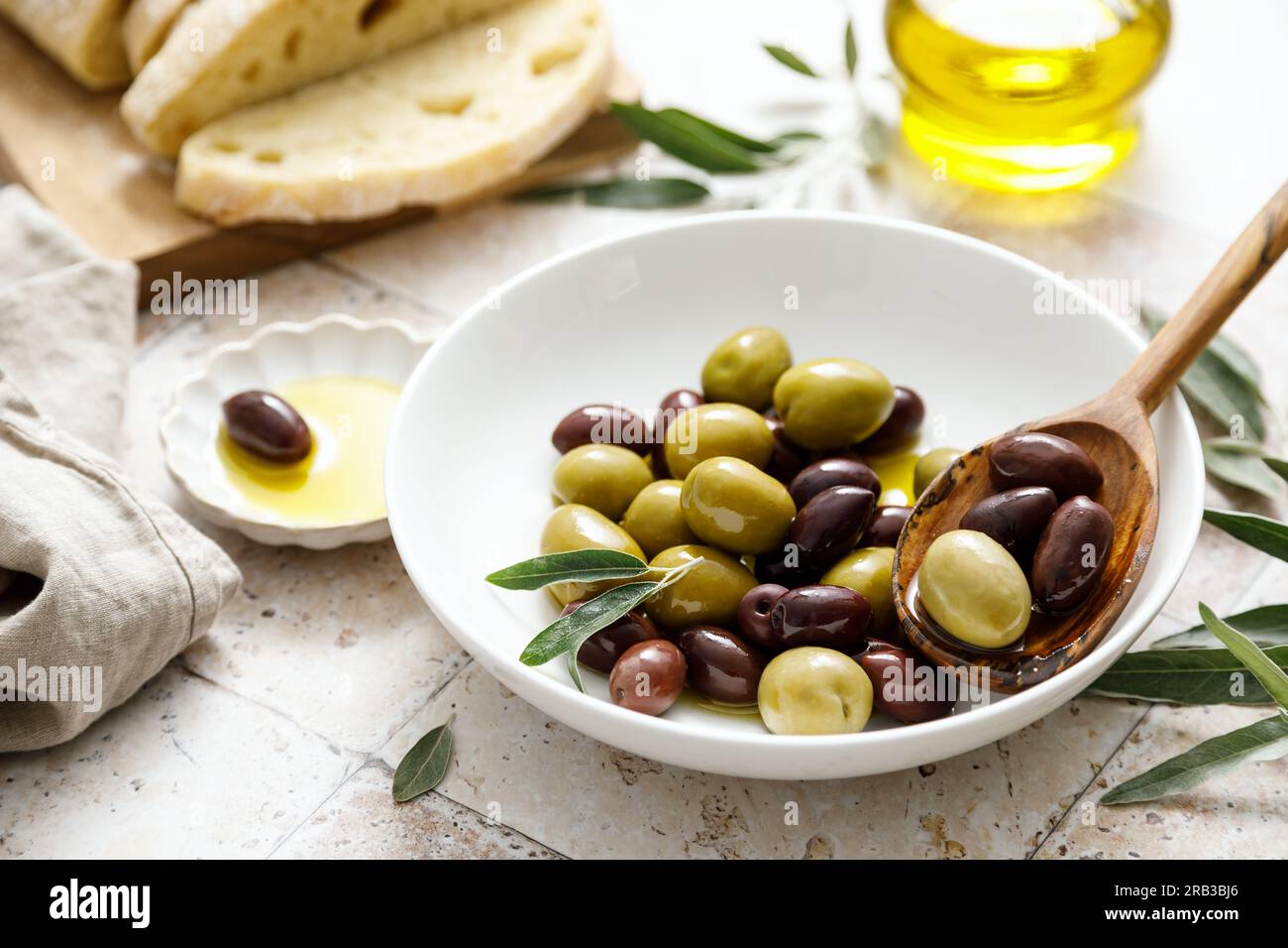 Oliven, Ciabatta und Olivenöl in einer Flasche Stockfoto