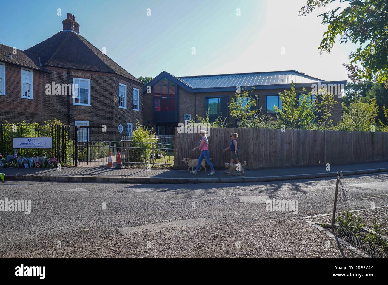 London UK. 7. Juli 2023 .Dog läuft am Wilberforce House vorbei an der Study Prep School in Wimbledon, Südwesten Londons, einen Tag nach einem Autounfall, der das Leben eines 8 Jahre alten Schulmädchens forderte und 15 andere verletzte. Kredit: amer Ghazzal/Alamy Live News Stockfoto