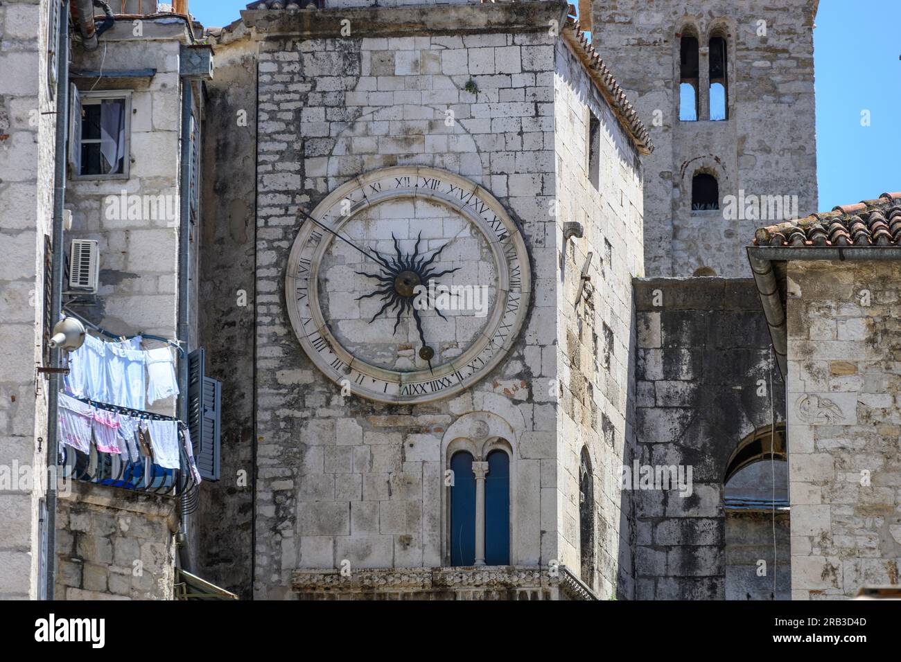 Der 15.-Cen-Turm mit romanischer Uhr neben dem Eingang des Eisernen Tors zum Diokletianpalast, von Narodni Trg. Split, Dalmatien, Kroatien. Stockfoto