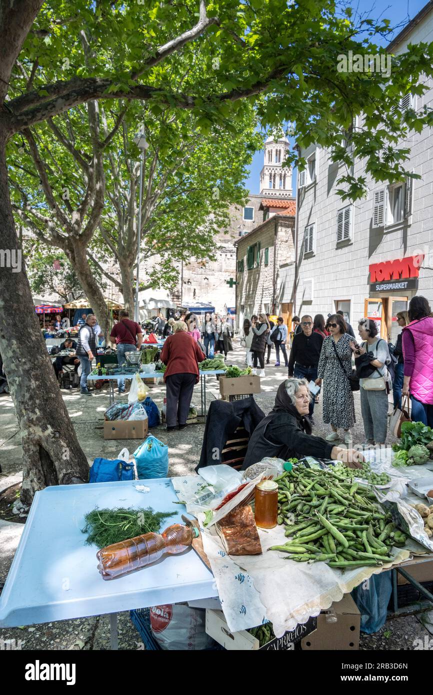 Frisches Gemüse und andere Produkte auf dem grünen Markt in der Nähe der östlichen Mauern des Diokletianpalastes in Split, Dalmatien, Kroatien. Stockfoto