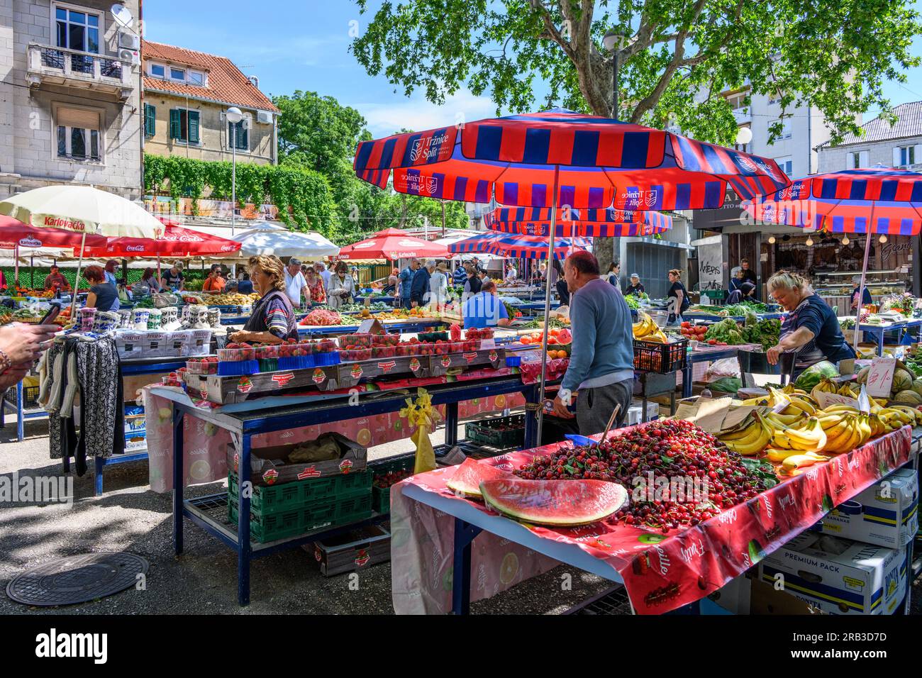 Frisches Obst und Gemüse zum Verkauf auf dem grünen Markt in der Nähe der östlichen Mauern des Diokletianpalastes in Split, Dalmatien, Kroatien. Stockfoto