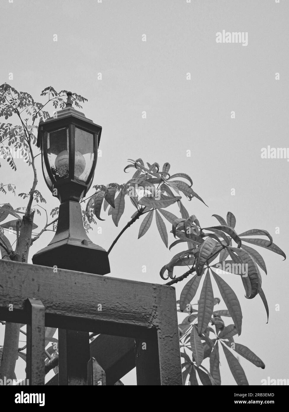 Der Lampenständer steht still auf der Veranda Stockfoto