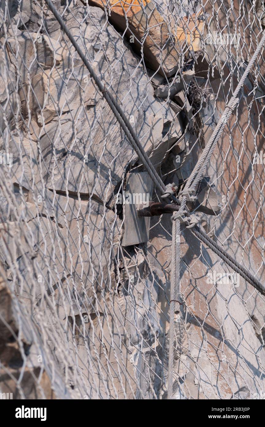 Metallnetz für Steinschlagschutz Stockfoto