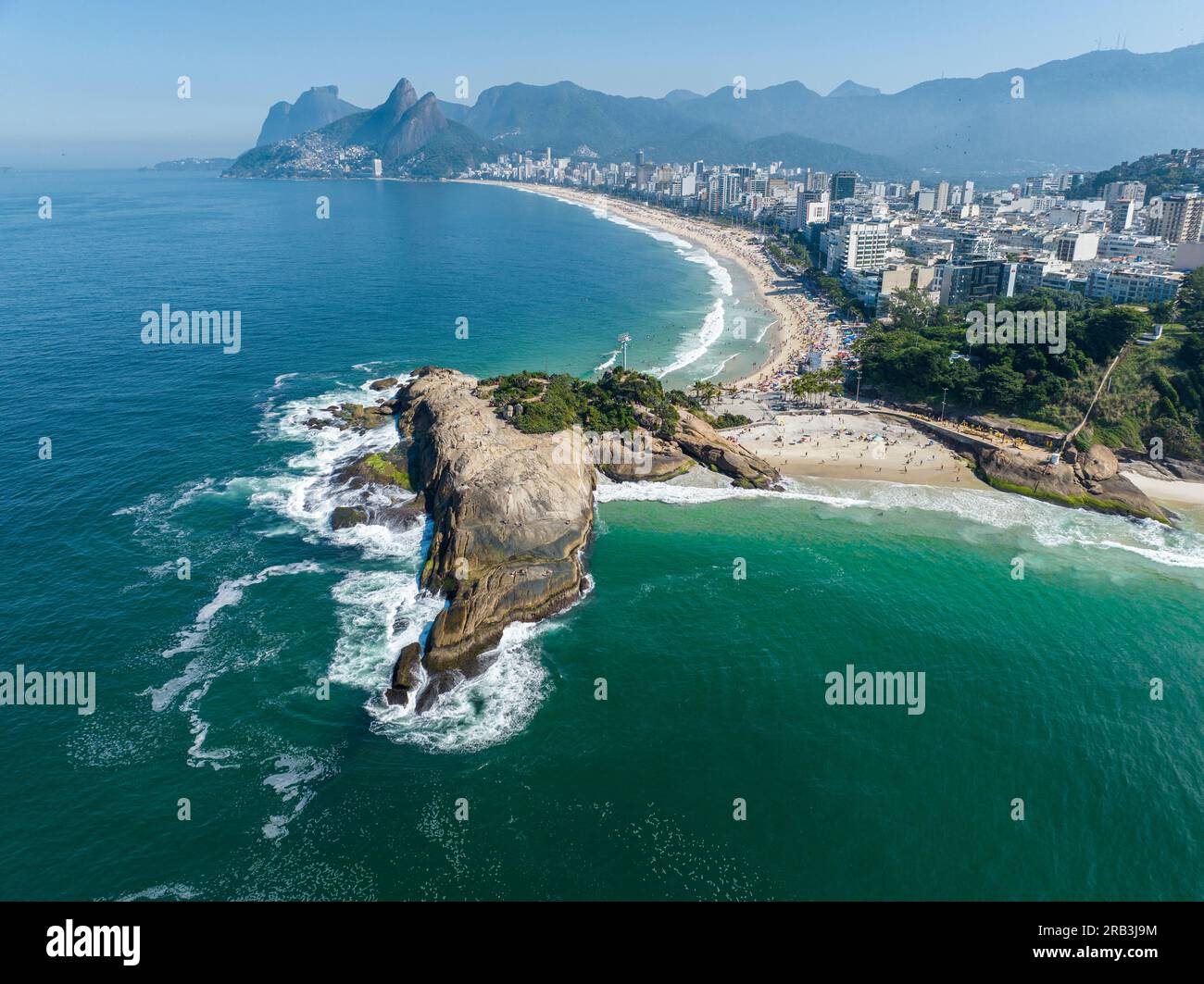 Luftaufnahme von Rio de Janeiro, Ipanema Beach, Pedra do Arpoador, Diabo Beach. Wolkenkratzer, Strände und Natur, Surfer im Wasser. 06-07-2023. Brasilien Stockfoto