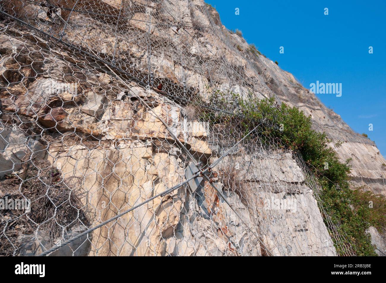 Metallnetz für Steinschlagschutz Stockfoto