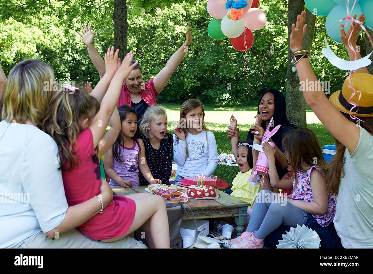 Eine Gruppe von Freunden und Familie feiert die Geburtstagsparty eines Mädchens Stockfoto