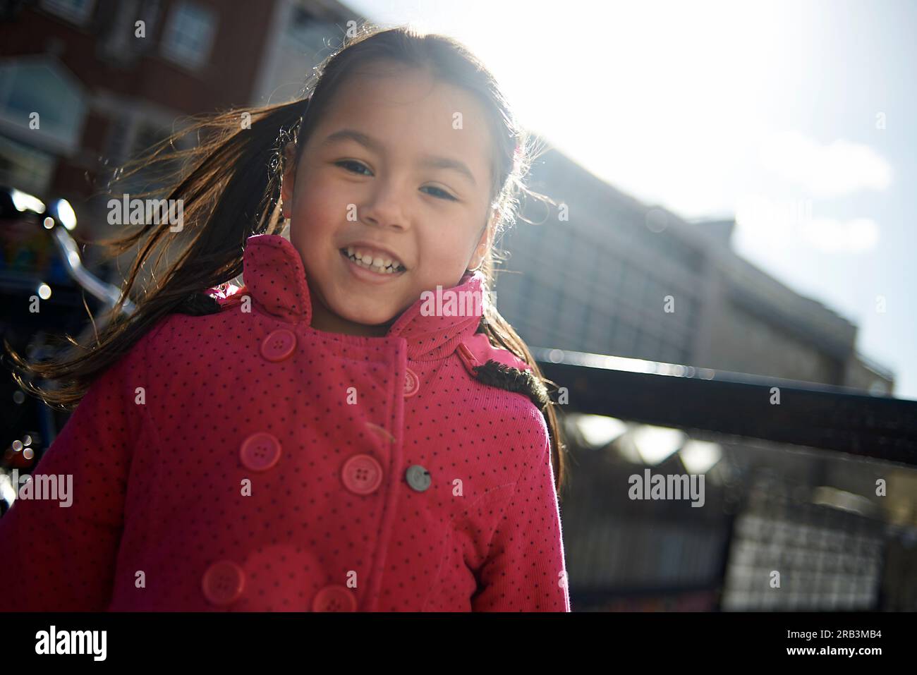 Helles Porträt einer jungen Asiatin, die im Herbst in die Kamera lächelt Stockfoto