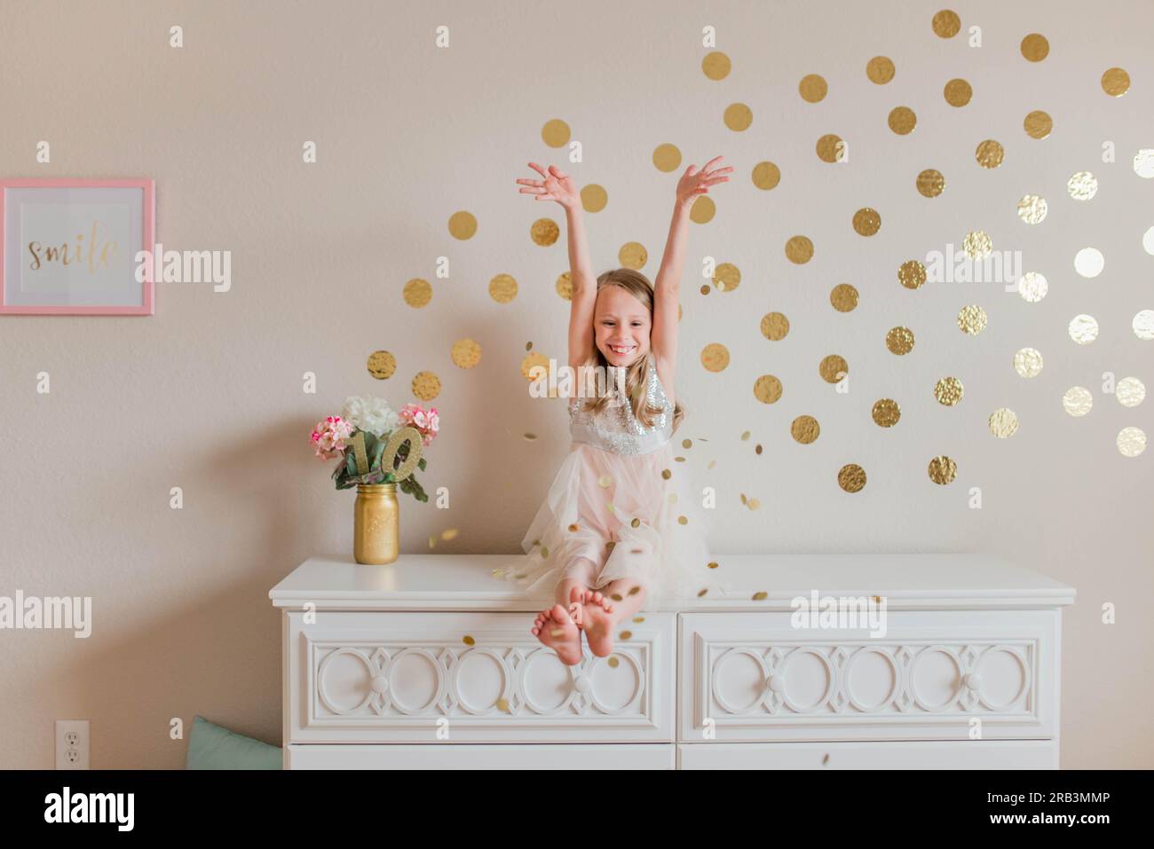 Ein Mädchen feiert in Pink und Gold Stockfoto