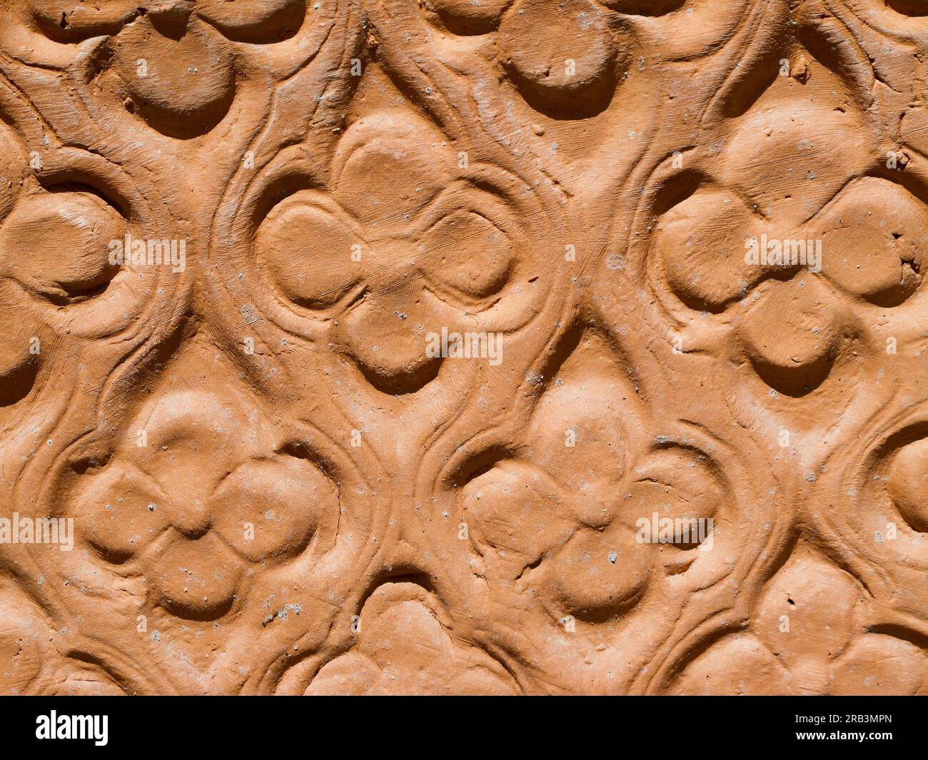 Detail eines Gartenblumentopfs in Terrakotta mit einem wunderschönen Muster. Stockfoto