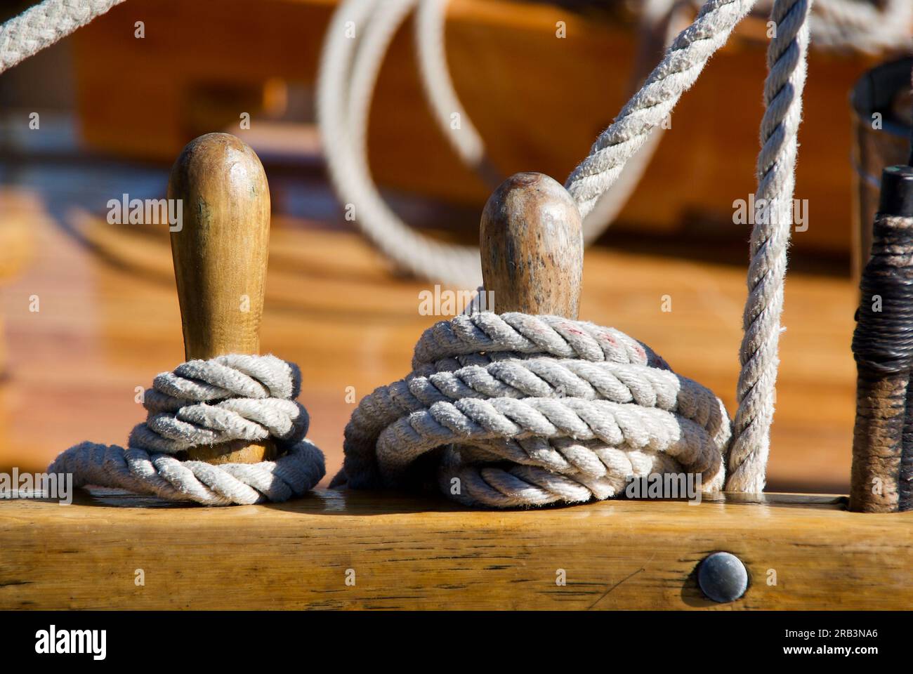 Detaildarstellung der Anlegeseile und Poller auf einem verankerten Segelschiff. Stockfoto
