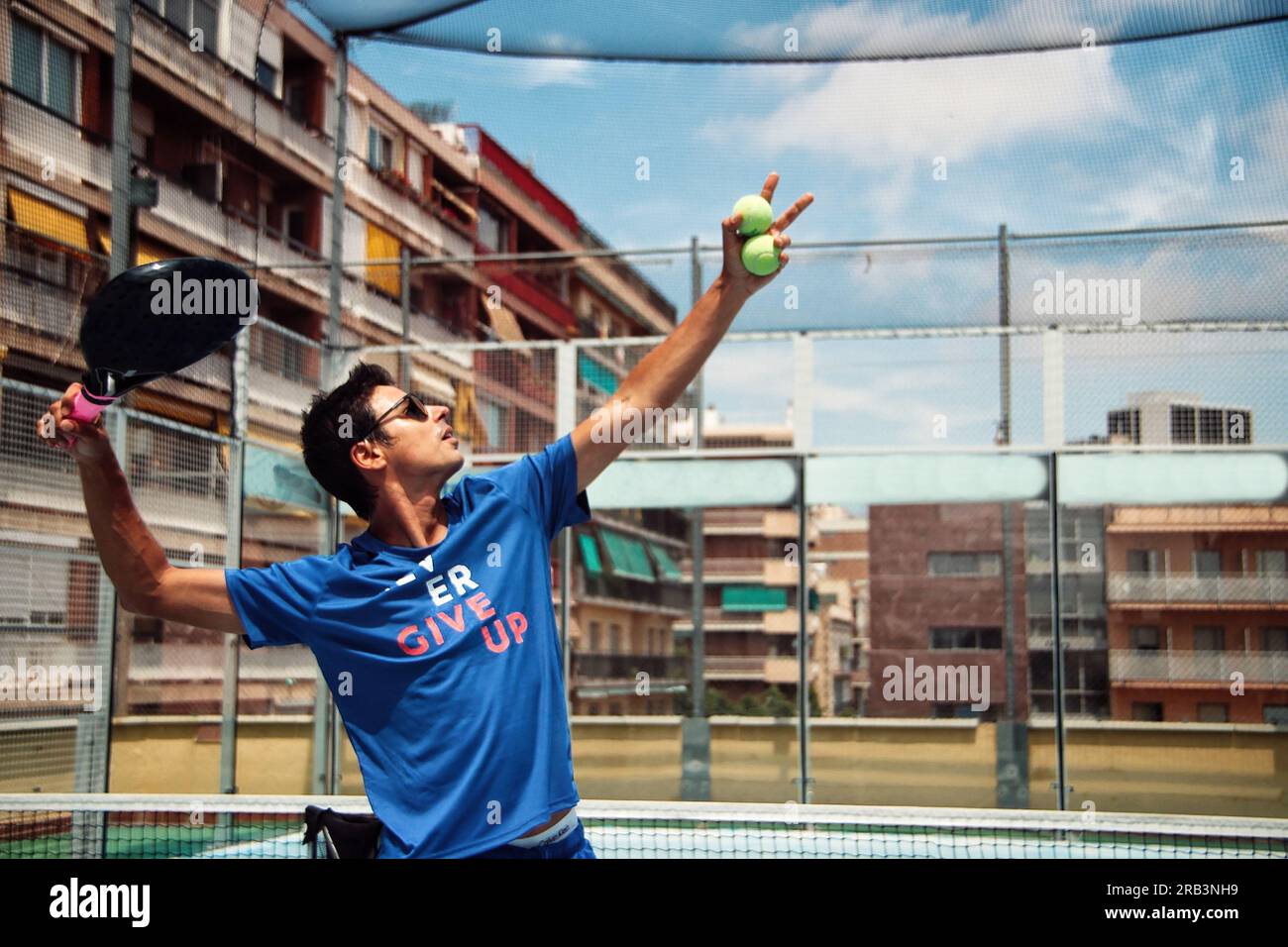 Ein Mann in Blau, der Padel spielt. Stockfoto