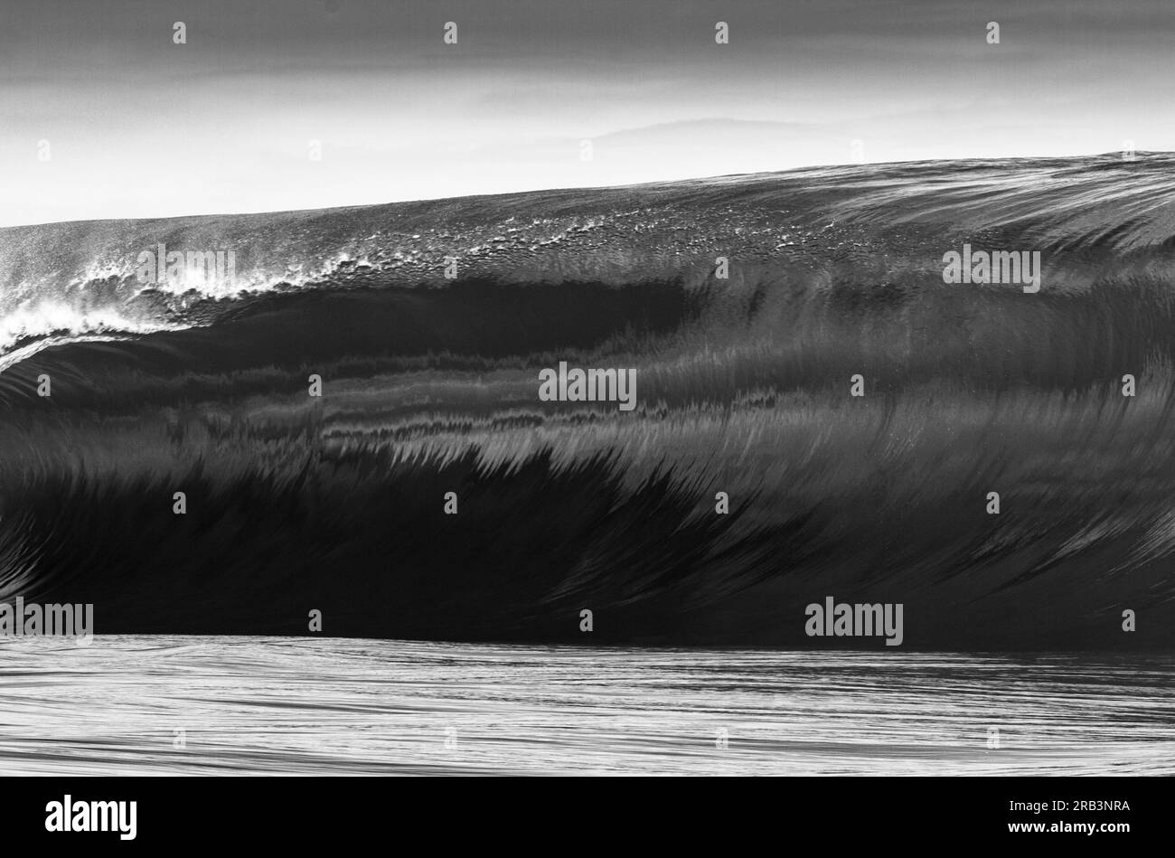 Eine riesige und mächtige Welle bricht in Tahiti Schwarz-Weiß-Schuss Stockfoto