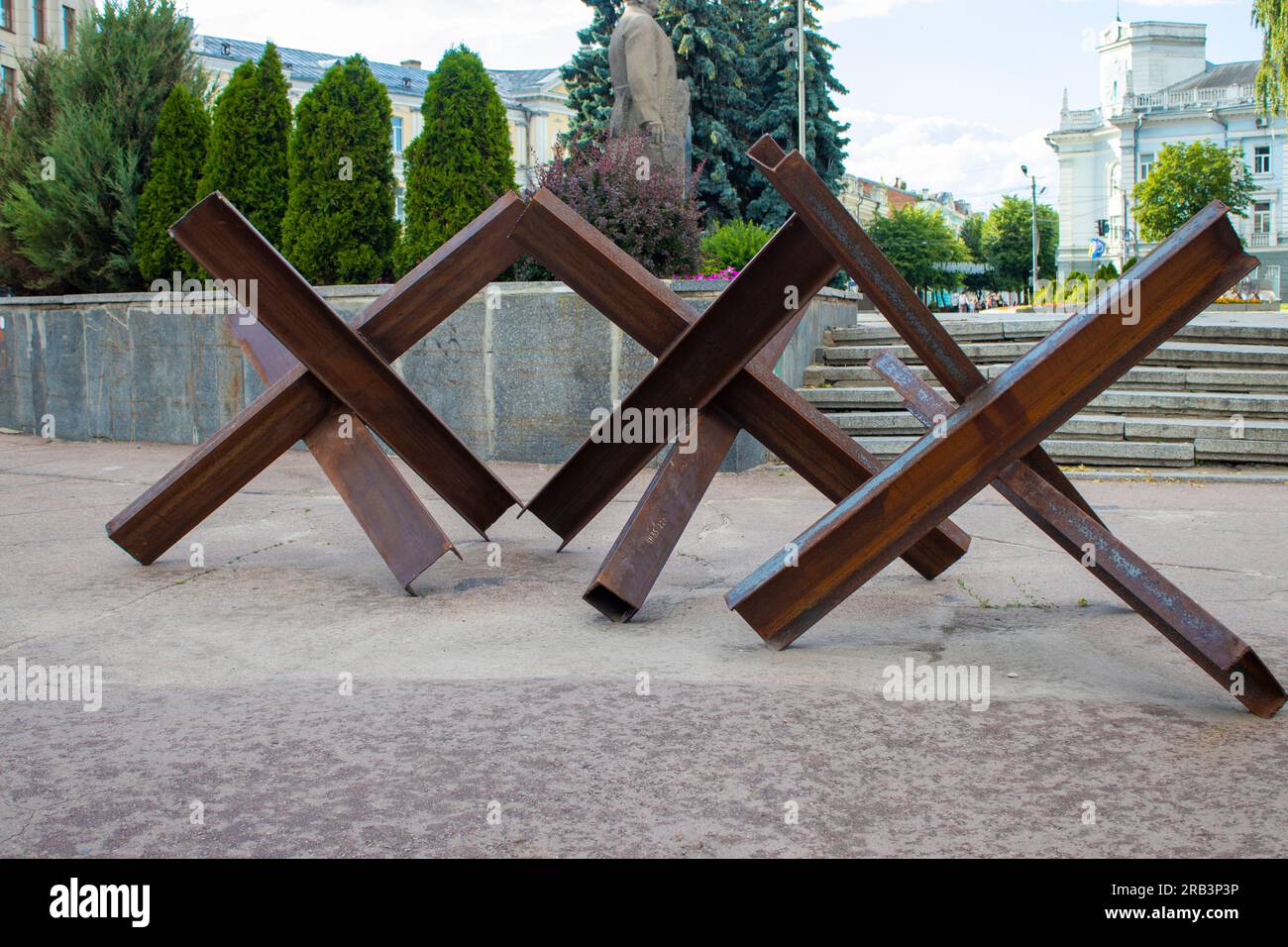 NTI-Panzer Igel auf den Straßen der Stadt. Bereit für Invasion, Straßensperren, Zäune. Krieg in der Ukraine. Russische Aggression. Stockfoto