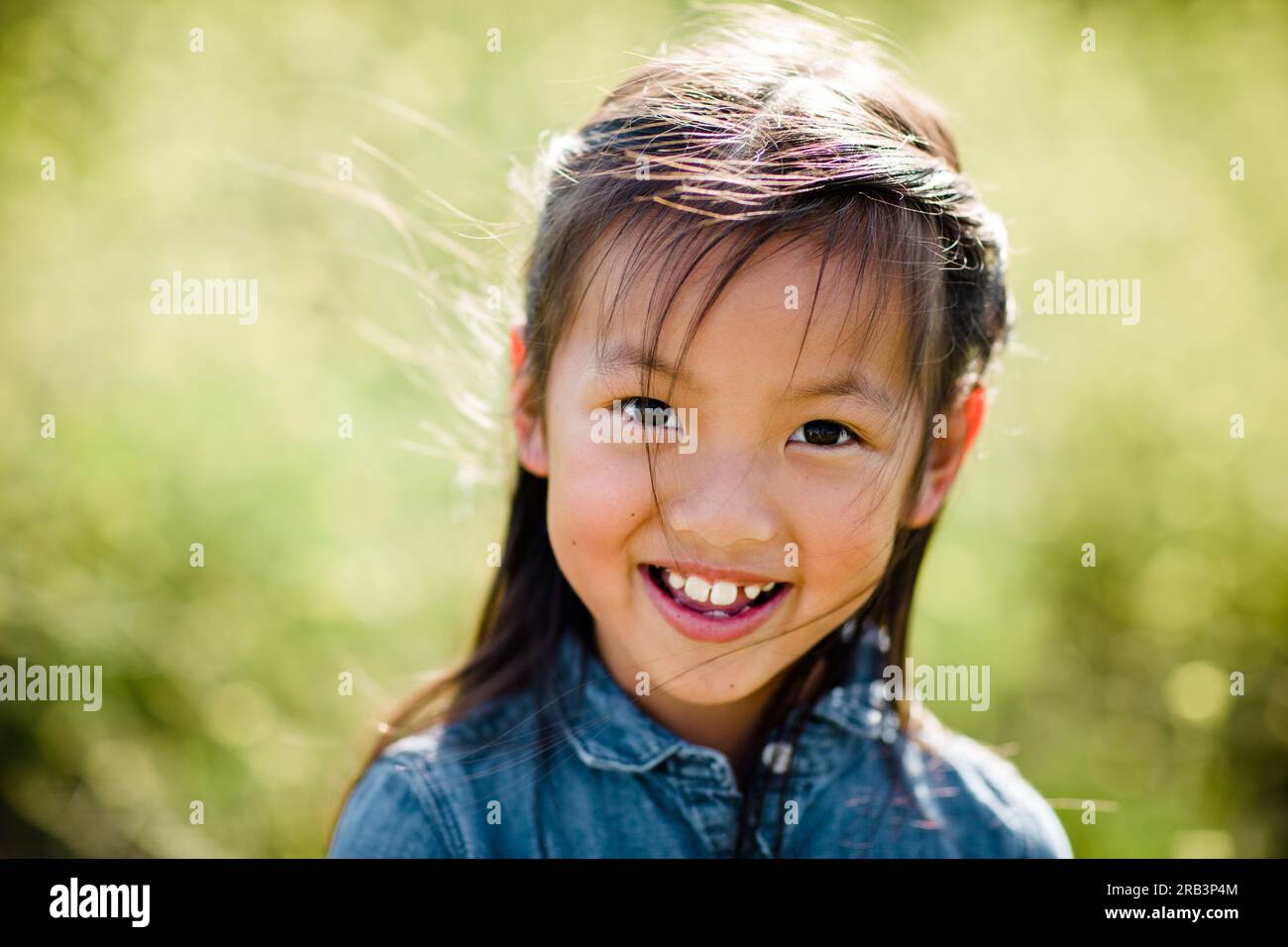 Porträt des siebenjährigen asiatischen Mädchens im Feld in San Diego Stockfoto