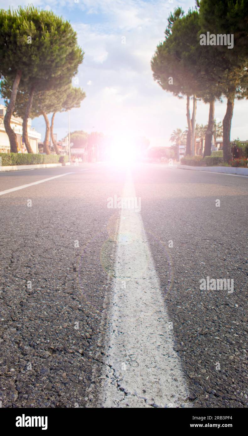 Straße mit Sunburst Worm Light vom Ende, strahlende Zukunft und Light am Ende des Tunnels Konzept. Stockfoto