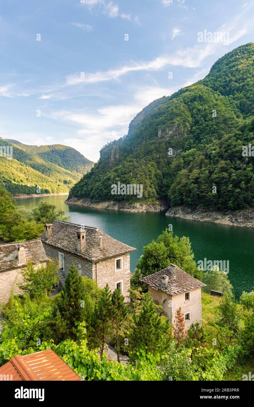 Lago di Vogorno See in Tessin mit Steinhäusern, Schweiz Stockfoto