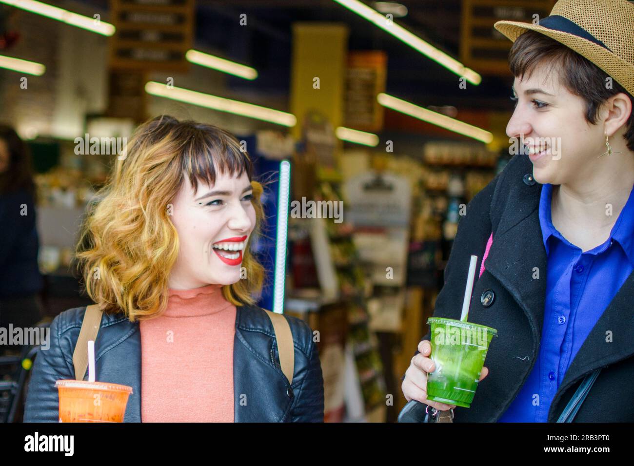 Kollegen und Freunde essen bei Bio Marke zu Mittag Stockfoto