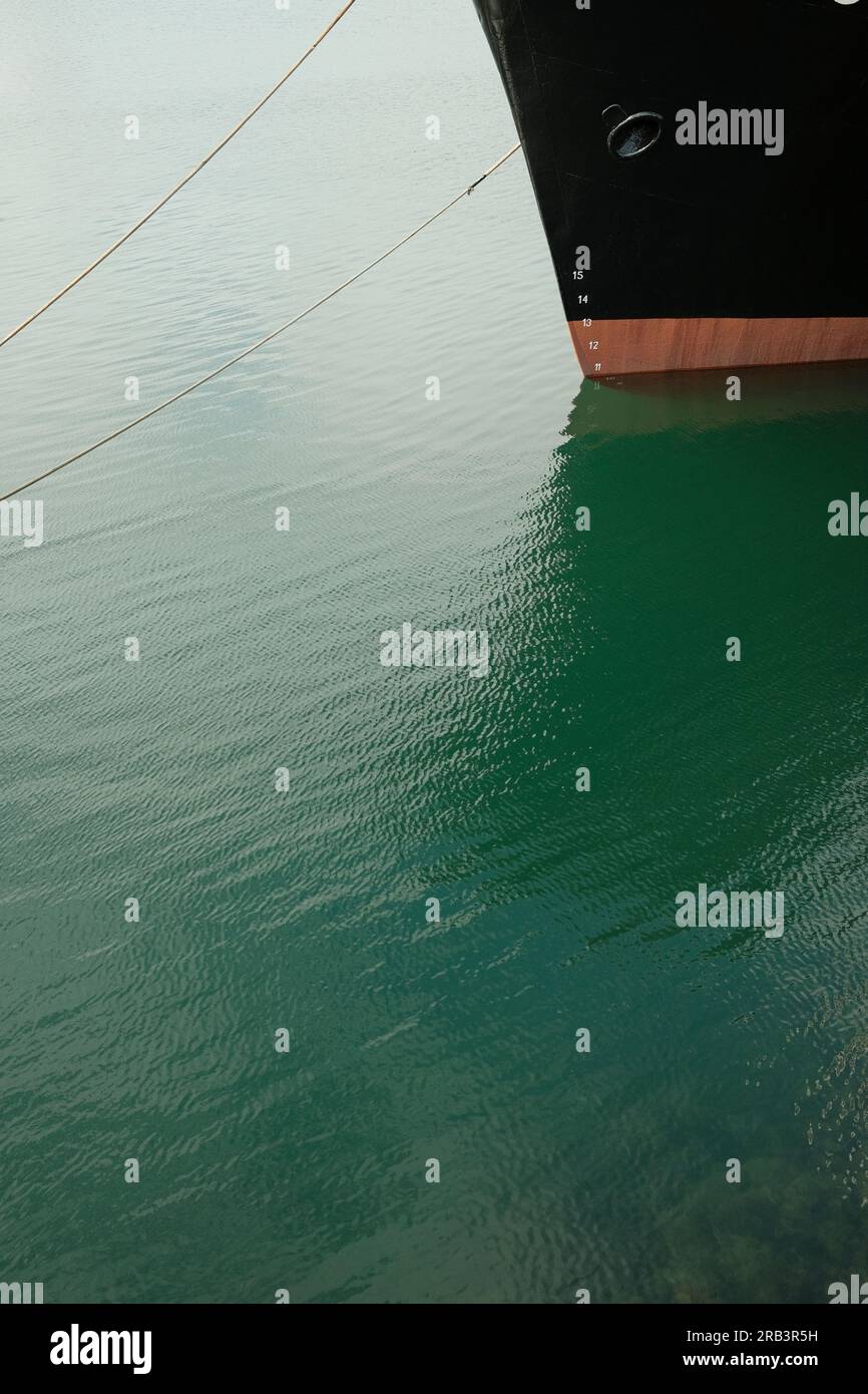 Das Schiff lag im Wasser Stockfoto