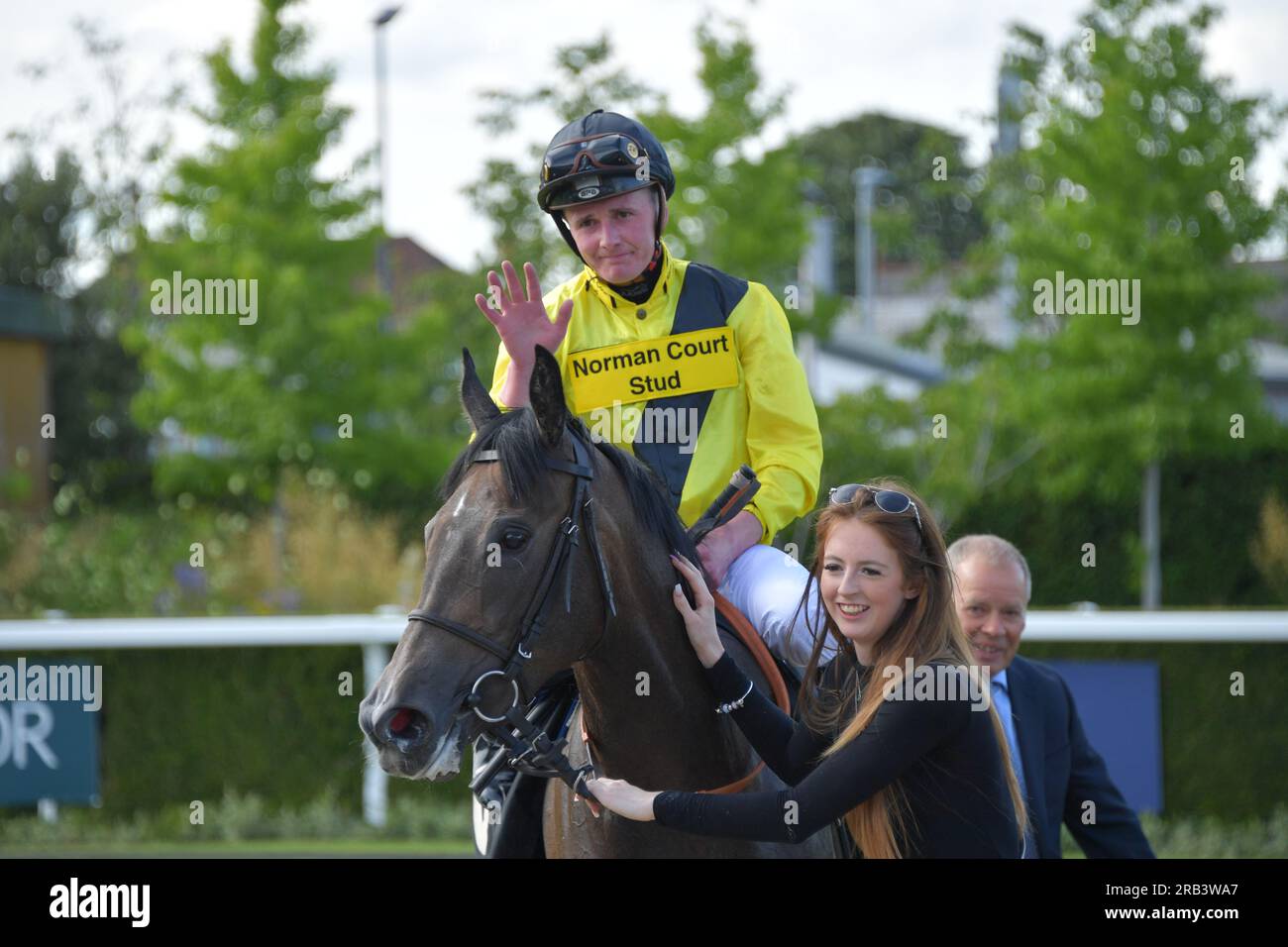 Newbury, Großbritannien. 6. Juli 2023 John Fahy begrüßt die Menge, nachdem er die 17,35 Veolia EBF-Einsätze bei Miss Show Off auf der Rennbahn Newbury, Großbritannien, gewonnen hat. Kredit: Paul Blake/Alamy Live News. Stockfoto
