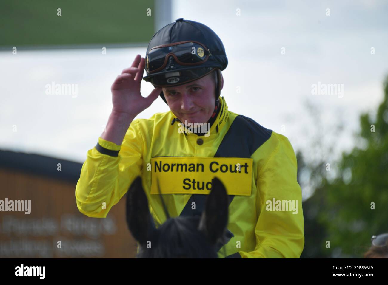 Newbury, Großbritannien. 6. Juli 2023 John Fahy begrüßt die Menge, nachdem er die 17,35 Veolia EBF-Einsätze bei Miss Show Off auf der Rennbahn Newbury, Großbritannien, gewonnen hat. Kredit: Paul Blake/Alamy Live News. Stockfoto