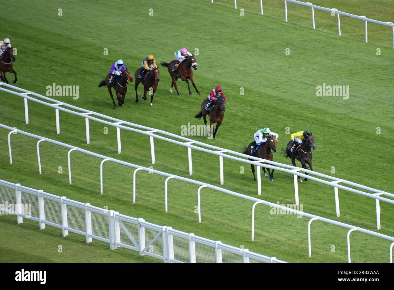Newbury, Großbritannien. 6. Juli 2023 John Fahy (gelbe Seide) tritt an die Front, bevor er die 17,35 Veolia EBF-Einsätze bei Miss Show Off auf der Rennbahn Newbury, Großbritannien, gewinnt. Kredit: Paul Blake/Alamy Live News. Stockfoto