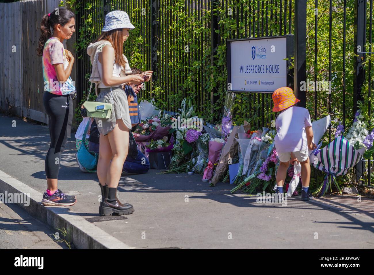 London UK. Am 7. Juli 2023 bringen Trauernde Blumen an die Tore des Wilberforce House, die Study Prep School in Wimbledon, Südwesten Londons, einen Tag, nachdem ein Land Rover an der Schule abstürzte, bei der ein Mädchen im Alter von 8 Jahren getötet und 15 andere verletzt wurden. Kredit: amer Ghazzal/Alamy Live News Stockfoto