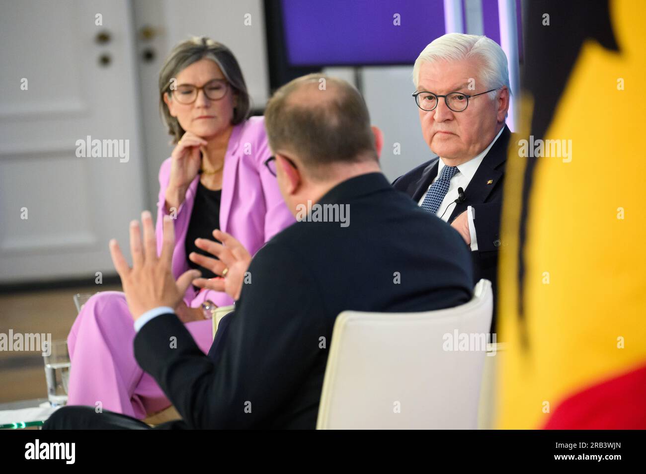 07. Juli 2023, Berlin: Auf dem "Forum Bellevue on the Transformation of Society" im Schloss Bellevue spricht deutscher Präsident Frank-Walter Steinmeier (r) über das Thema "Eine neue industrielle Revolution?" Mit Christiane Benner (l), der zweiten Vorsitzenden von IG Metall, und Ottmar Edenhofer, Direktor und Chefökonom am Potsdamer Institut für Klimaforschung. An der Schwelle zu einer klimaneutralen Wirtschaft." In der neuen Gesprächsreihe spricht Präsident Steinmeier die sozialen Fragen der Zukunft und die tiefgreifenden Umwälzungen und Veränderungen in Deutschland an. Foto: Bernd von Jutrczenka/dpa Stockfoto