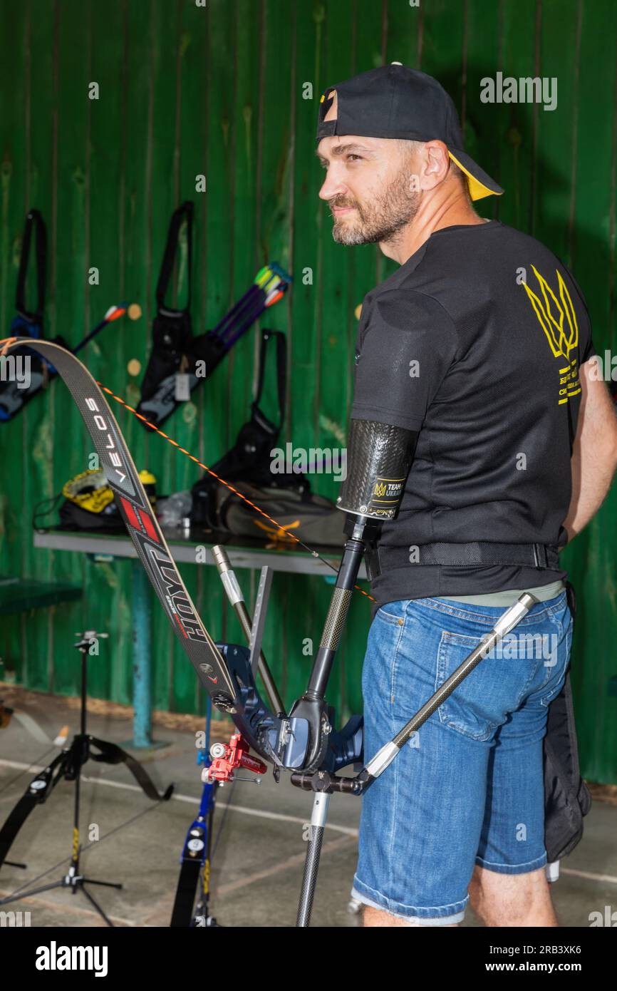 Ein Sportler mit einer Armprothese, der einen Bogenschütze erschossen hat. Training und Vorbereitung behinderter Sportler auf die internationalen Invictus Games Düsseldorf 2023., 9-16. September 2023. Die Invictus Games sind internationale Sportwettkämpfe im Paralympischen Stil. Die Invictus Games sollen Soldaten und Veteranen neue Möglichkeiten bieten, die das ultimative Opfer gebracht haben und bei der Ausübung ihrer Aufgaben auf dem Schlachtfeld verwundet, verletzt oder krank wurden. Die Invictus Games in der Ukraine unterstützen ukrainische Soldaten und Veteranen auf ihrem Weg zur körperlichen Genesung und psychologischen rehabil Stockfoto