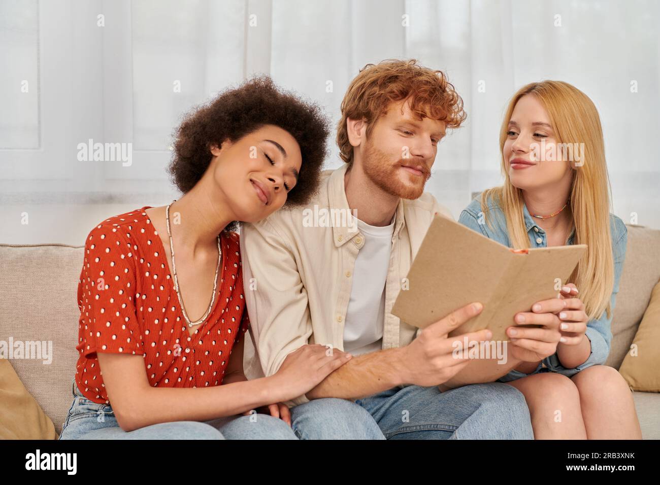 Offene Beziehungen, rothaariger Mann liest Buch fr multikulturelle Frauen im Wohnzimmer, nicht traditionelle Liebhaber, kulturelle Vielfalt, Romantik und Liebe, Mode Stockfotografie - Alamy Offene Beziehungen, rothaariger Mann liest Buch fr multikulturelle Frauen im Wohnzimmer, nicht traditionelle Liebhaber, kulturelle Vielfalt, Romantik und Liebe, Mode Stockfotografie - Alamy