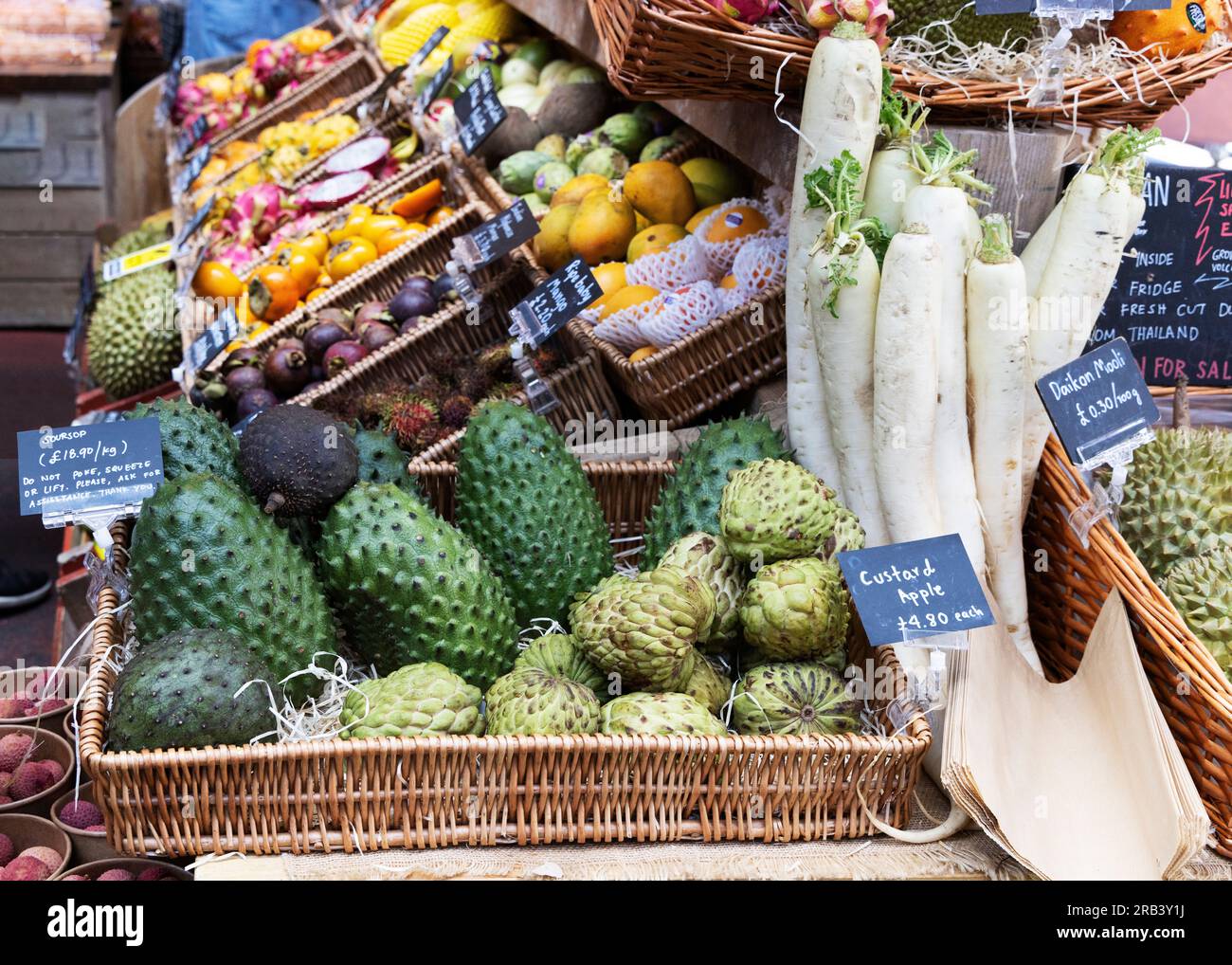 Durian im Angebot auf Londons Borough Market Stockfoto