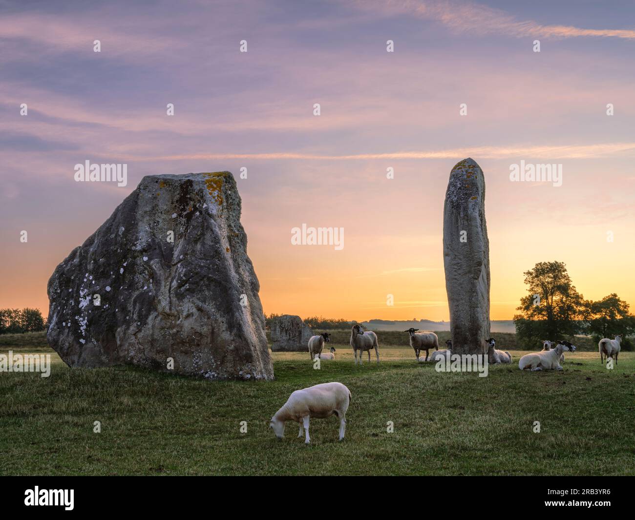 Freitag, 7. Juli 2023 - Ein warmer Start mit einer sanften Brise bei Sonnenaufgang, inmitten des uralten megalithischen Steinkreises in Avebury, Wiltshire. Kredit: Terry Mathews/Alamy Live News Stockfoto