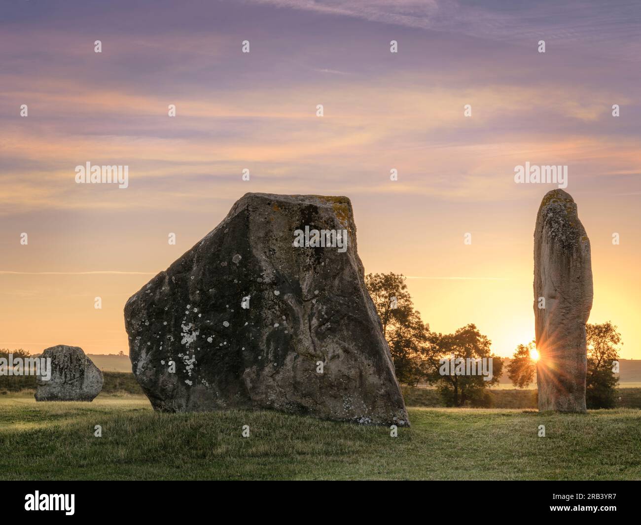 Freitag, 7. Juli 2023 - Ein warmer Start mit einer sanften Brise bei Sonnenaufgang, inmitten des uralten megalithischen Steinkreises in Avebury, Wiltshire. Kredit: Terry Mathews/Alamy Live News Stockfoto
