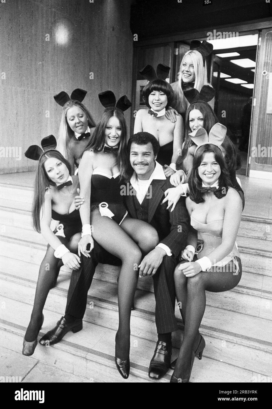 John Conteh entspannt sich mit den Londoner Playboy Club Bunnies in der Park Lane einen Tag bevor er Jorge Ahumada aus Argentinien zur Weltmeisterschaft im Leichtgewicht in Wembley trifft. Stockfoto