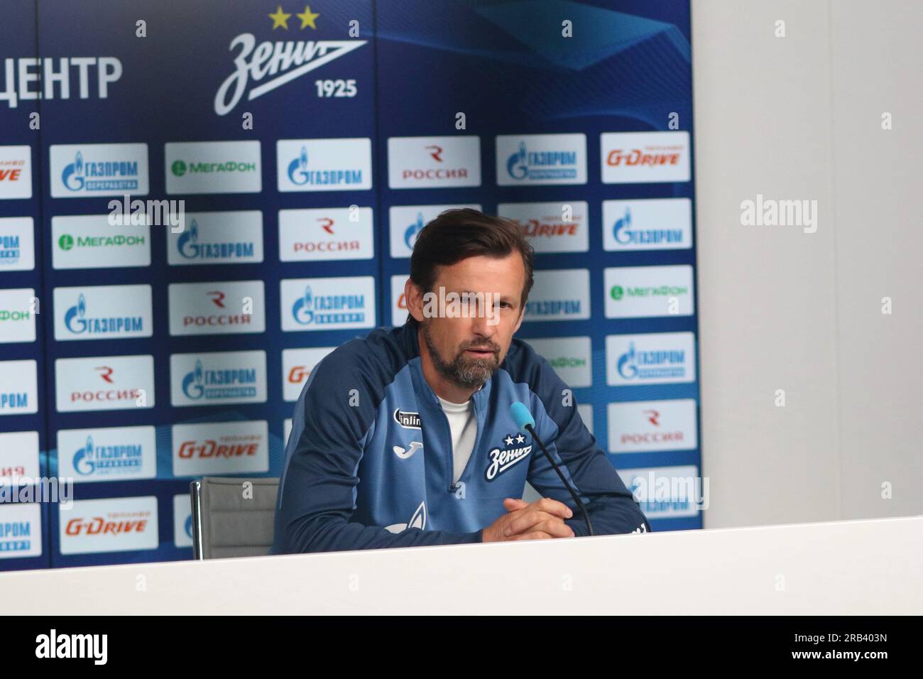 Sergei Semak, Cheftrainer des Zenit Football Club, beantwortet die Fragen von Journalisten auf einer Pressekonferenz vor dem Spiel Zenit - Fenerbahce, das im Rahmen des Pari Premier Cup stattfinden wird. (Foto: Maksim Konstantinov / SOPA Images/Sipa USA) Stockfoto