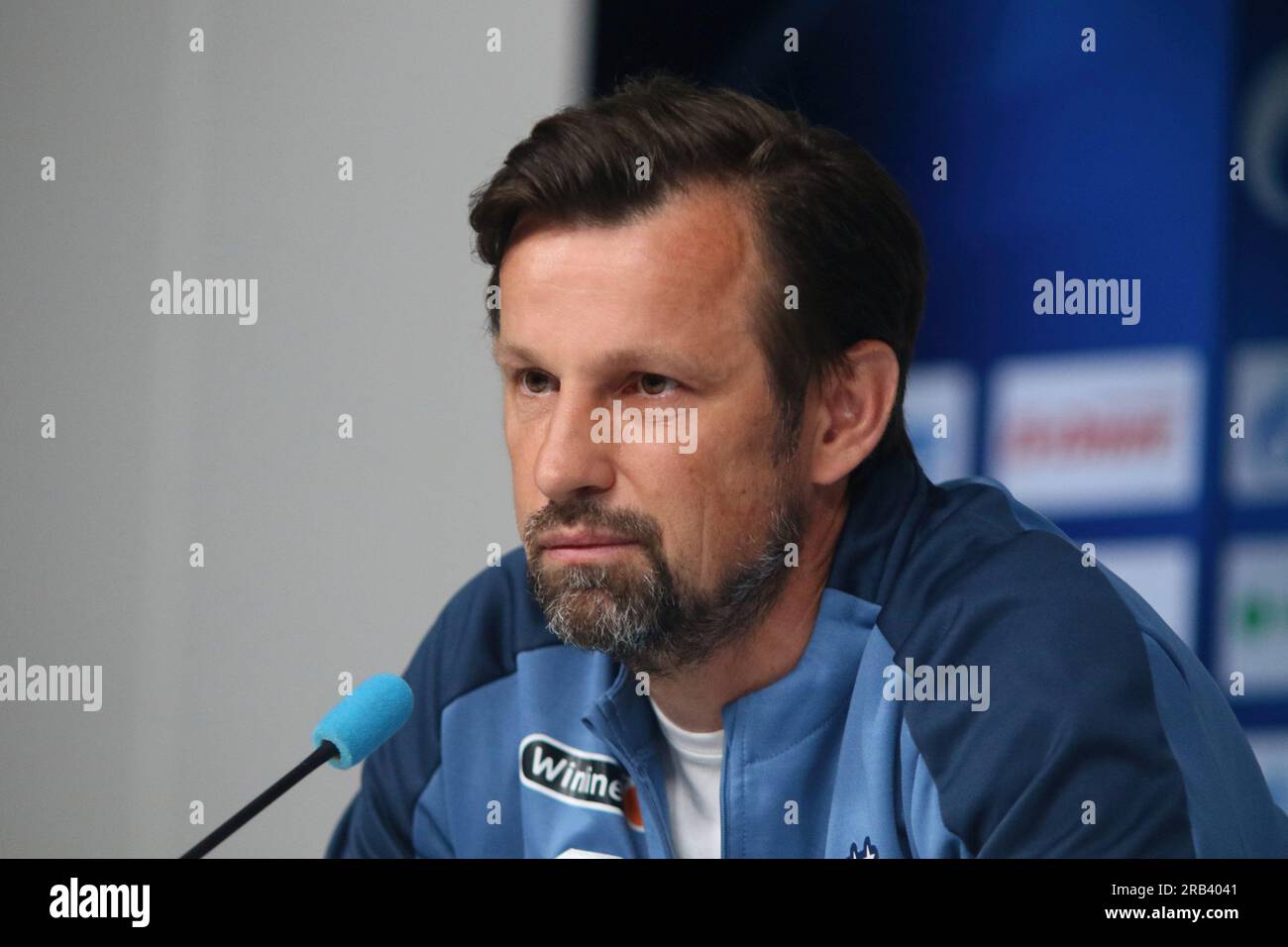 Sergei Semak, Cheftrainer des Zenit Football Club, beantwortet die Fragen von Journalisten auf einer Pressekonferenz vor dem Spiel Zenit - Fenerbahce, das im Rahmen des Pari Premier Cup stattfinden wird. (Foto: Maksim Konstantinov / SOPA Images/Sipa USA) Stockfoto