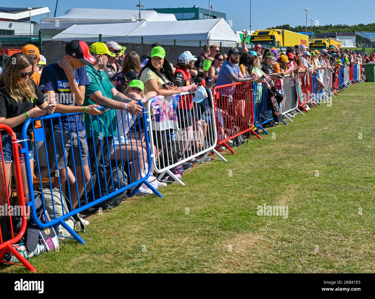 Towcester, Großbritannien. 07. Juli 2023. Silverstone, Towcester, Northamptonshire, Großbritannien, am 07 2023. Juli. F1 Fans erwarten die Ankunft der Fahrer im Paddock am Trainingstag während des Formel 1 Aramco British Grand Prix in Silverstone, Towcester, Northamptonshire, Großbritannien am 07 2023. Juli. Kredit: Francis Knight/Alamy Live News Stockfoto