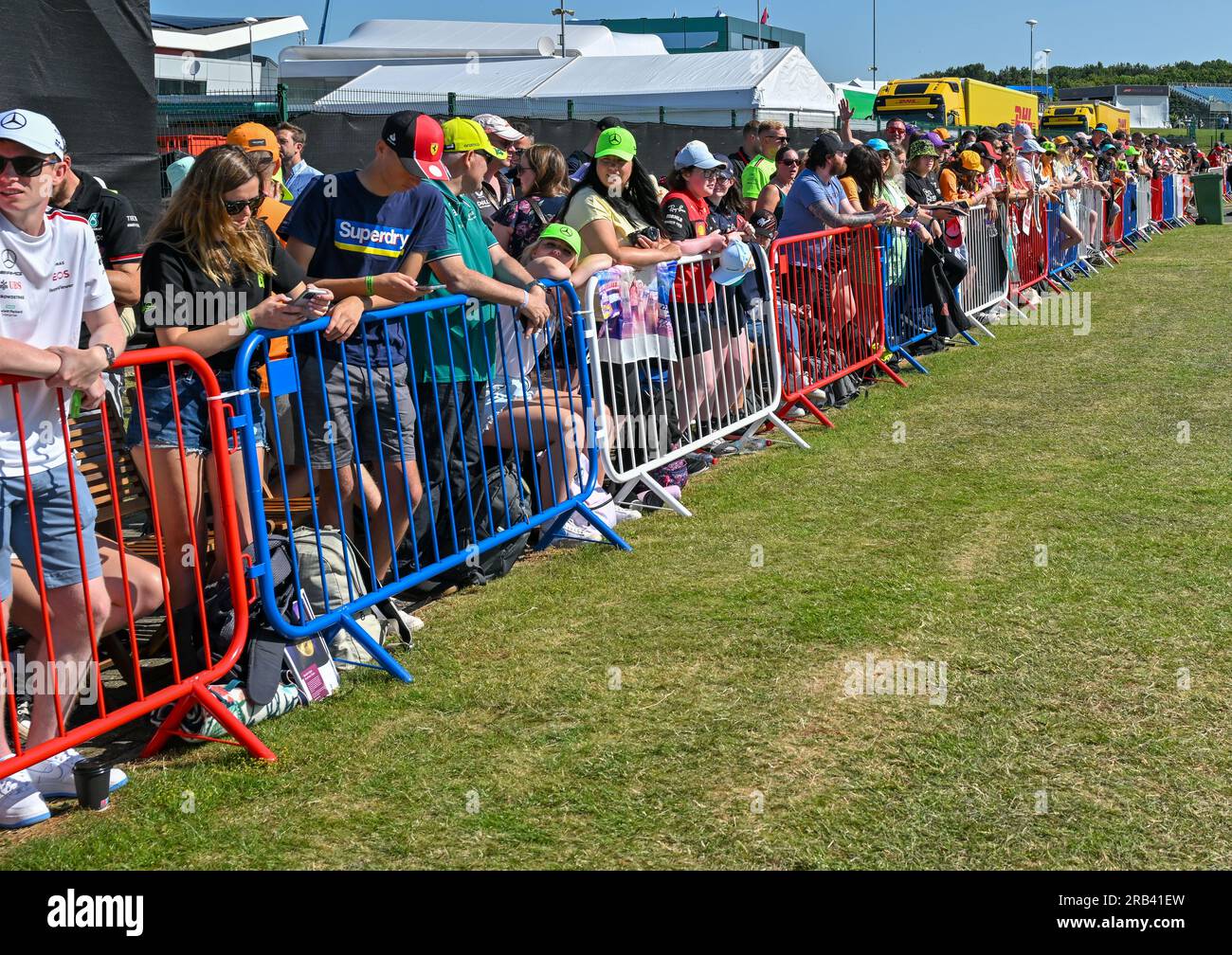 Towcester, Großbritannien. 07. Juli 2023. Silverstone, Towcester, Northamptonshire, Großbritannien, am 07 2023. Juli. F1 Fans erwarten die Ankunft der Fahrer im Paddock am Trainingstag während des Formel 1 Aramco British Grand Prix in Silverstone, Towcester, Northamptonshire, Großbritannien am 07 2023. Juli. Kredit: Francis Knight/Alamy Live News Stockfoto