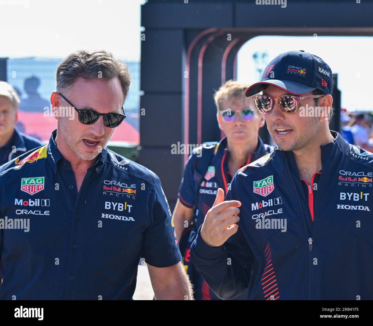 Towcester, Großbritannien. 07. Juli 2023. Silverstone, Towcester, Northamptonshire, Großbritannien, am 07 2023. Juli. Christian Horner und Fahrer Sergio Perez kommen am Übungstag während des Formel 1 Aramco British Grand Prix in Silverstone, Towcester, Northamptonshire, Großbritannien, am 07 2023. Juli in Paddock an. Kredit: Francis Knight/Alamy Live News Stockfoto