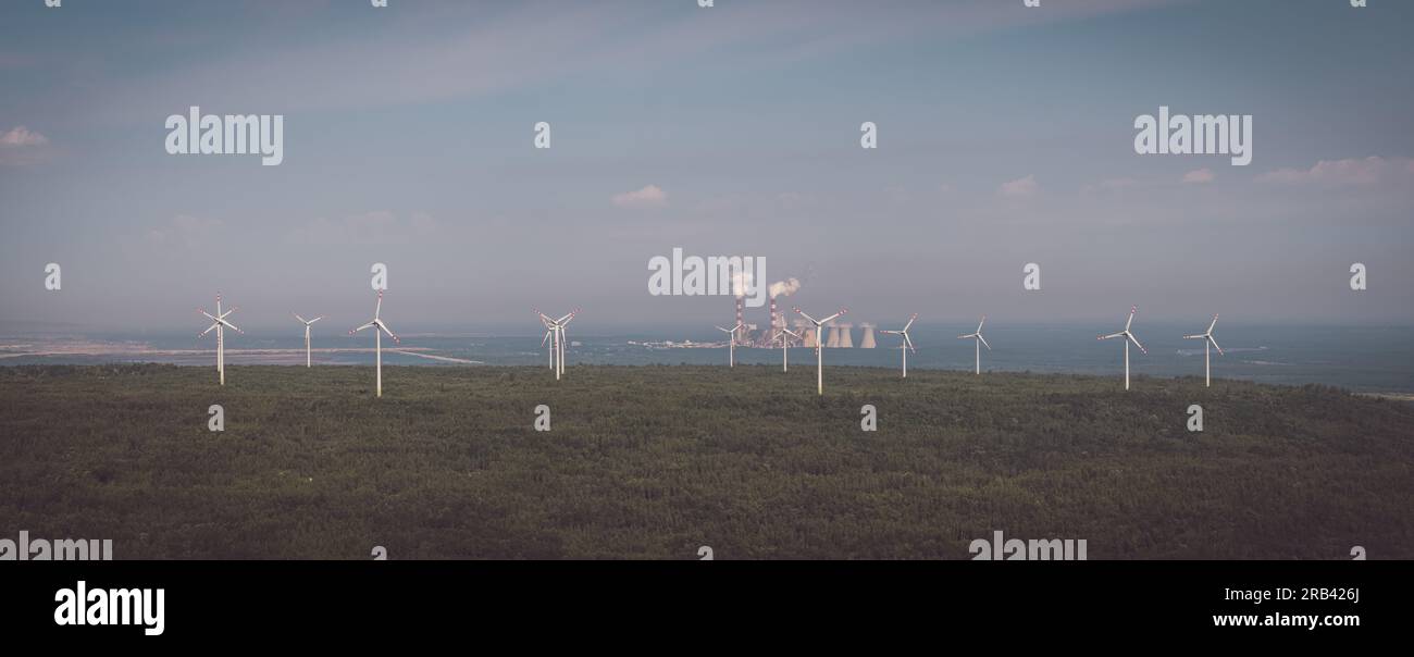 Stromnetz von Windkraftwerken an traditionelles Kohlekraftwerk, Luftlandschaft Stockfoto