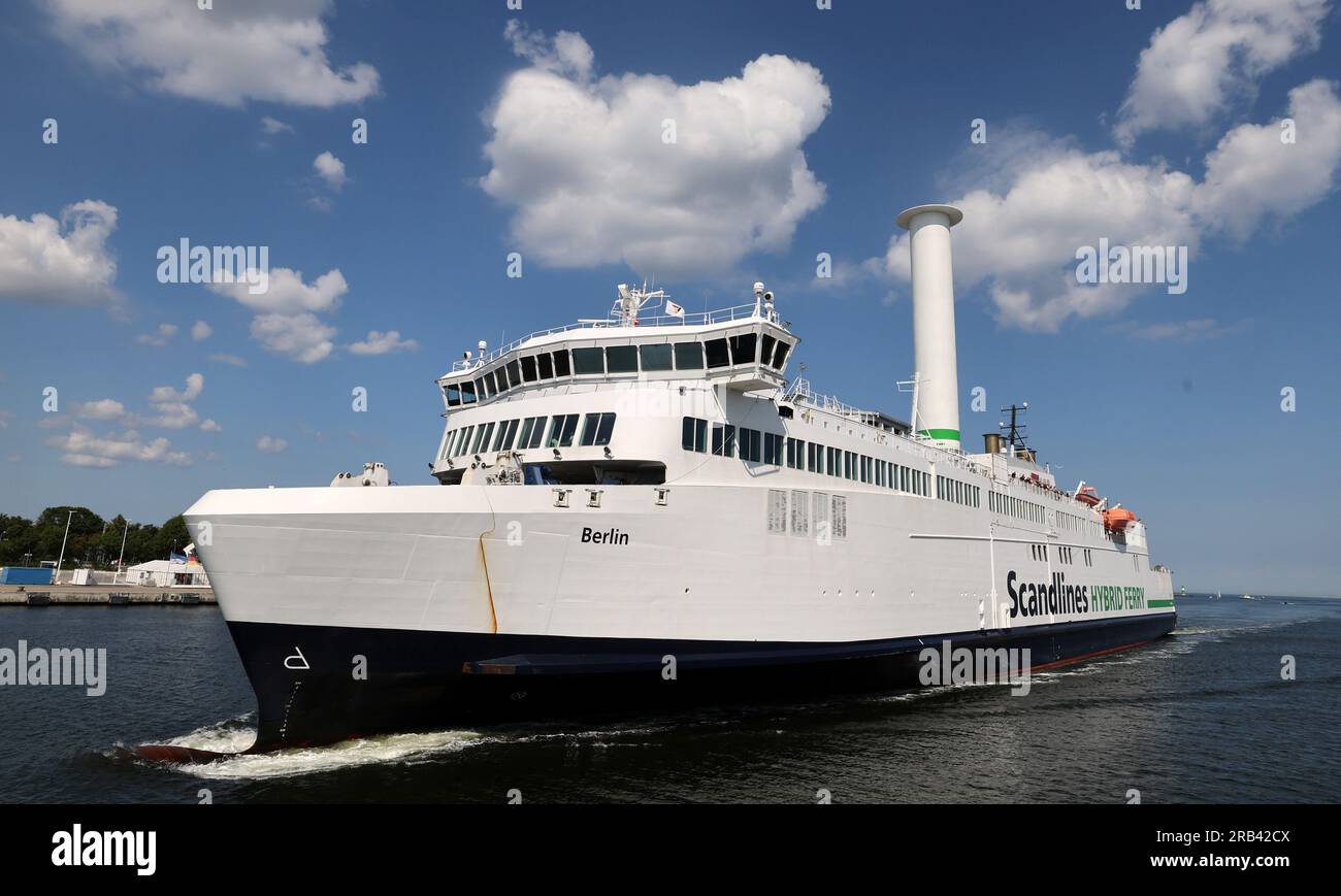 Rostock, Deutschland. 07. Juli 2023. Die Scandlines-Fähre „Berlin“ fährt in den Überseehafen von Rostock ein. Auf einer Presseveranstaltung am 07.07.2023 in Rostock Port werden die Halbjahresergebnisse vorgestellt. In den ersten sechs Monaten dieses Jahres sind 15,8 Millionen Tonnen Güter und Waren über den Kai im Überseehafen von Rostock geflogen. Dies ist ein Anstieg von zehn Prozent im Vergleich zum Vorjahr. Die Zahl der beförderten Fährpassagiere stieg um fünf Prozent auf eine Million. Kredit: Bernd Wüstneck/dpa/Alamy Live News Stockfoto