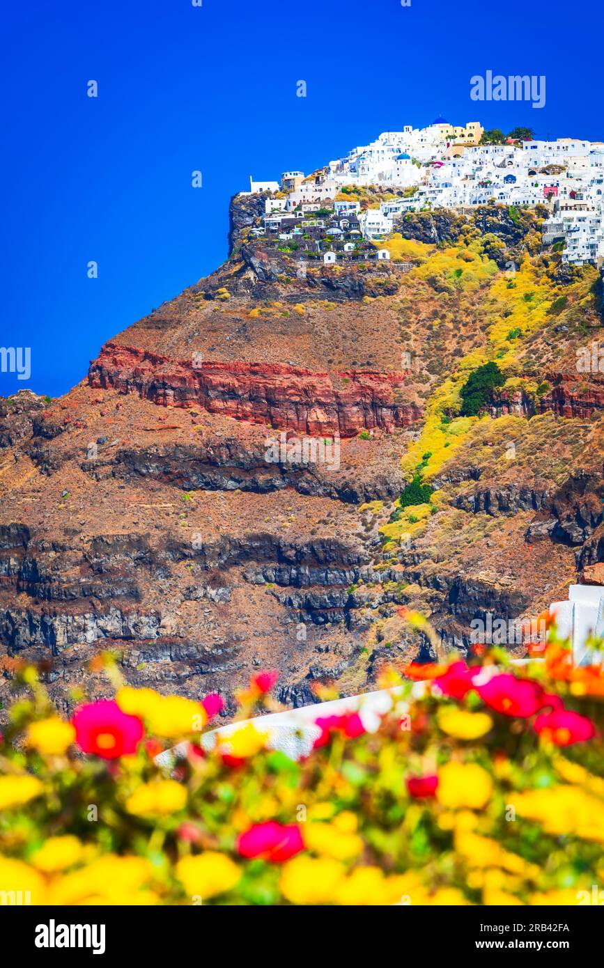 Santorin, Griechenland. Charmante Aussicht auf das Dorf Oia auf der Insel Thira, die Caldera in der Ägäis, Kykladen. Stockfoto